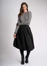 Load image into Gallery viewer, Essential Conrast Turtle Neck