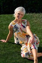 Load image into Gallery viewer, Sleeveless Pleat Back Top
