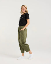 Load image into Gallery viewer, Ashley Barrel Leg Pant
