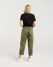 Load image into Gallery viewer, Ashley Barrel Leg Pant
