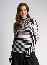 Load image into Gallery viewer, Essential Conrast Turtle Neck
