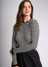 Load image into Gallery viewer, Essential Conrast Turtle Neck
