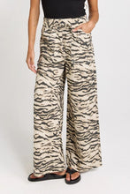 Load image into Gallery viewer, Saffra Relax Leg Jean
