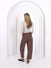 Load image into Gallery viewer, Leo Barrel Jeans
