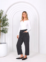 Load image into Gallery viewer, Leo Barrel Jeans
