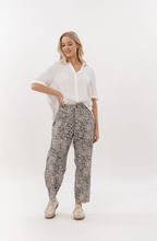 Load image into Gallery viewer, Barrel Jean
