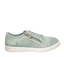 Load image into Gallery viewer, EG 17 Sneaker
