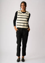 Load image into Gallery viewer, Contrast Cable Knit Vest
