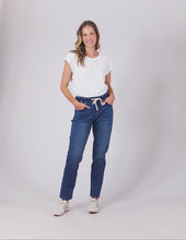 Load and play video in Gallery viewer, Juliette Jogger Jean Vintage Blue
