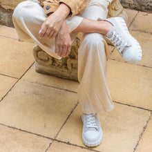 Load image into Gallery viewer, Runna Sneaker
